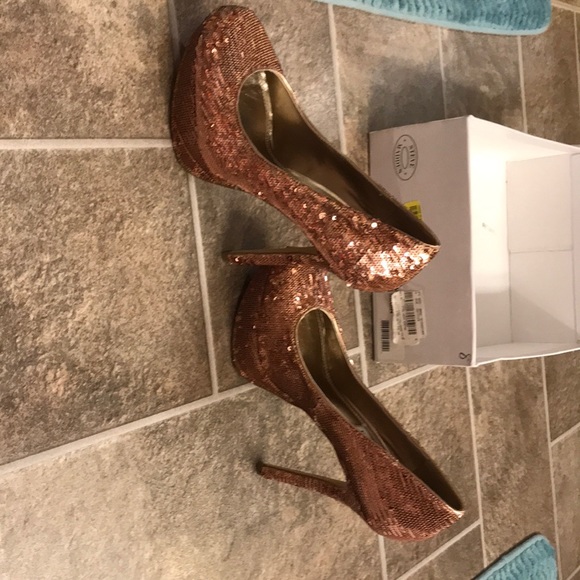 New in box Steve Madden Bevv Gold sequin heels. - Picture 3 of 8